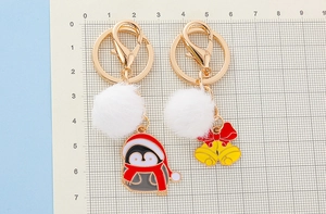 Porte-clés de Noël avec pingouin et cloches montrant la taille de 6-7cm sur règle