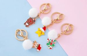 Détails des porte-clés de Noël avec pompons, pendentifs renne et sucre d'orge décorés
