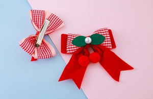 Détails des barrettes à cheveux à carreaux rouges et nœuds en velours avec cerises