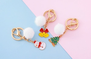 Vue détaillée des porte-clés de Noël avec pompon en fausse fourrure et pendentifs en alliage