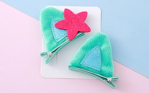 Détail de pinces à cheveux oreilles de chat en peluche avec paillettes et étoile