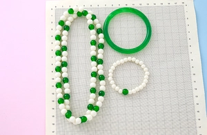Détail d'un ensemble collier et bracelets en imitation jade vert de style néo-chinois