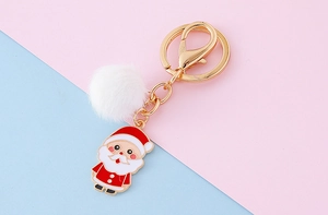 Détail du pendentif Père Noël en émail et pompon en fourrure blanche sur porte-clés