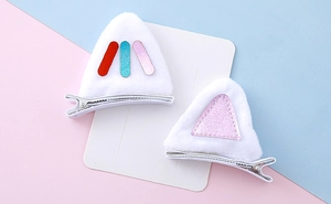 Détail de pinces à cheveux oreilles de chat en peluche avec paillettes sur carte