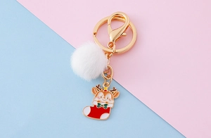 Vue détaillée du porte-clés renne de Noël avec un pompon en fausse fourrure blanche