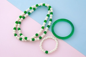 Ensemble bijoux trois pièces avec collier en jade artificiel, bracelet perlé et jonc