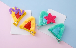 Vue détaillée de pinces à cheveux oreilles de chat en peluche avec motifs brodés