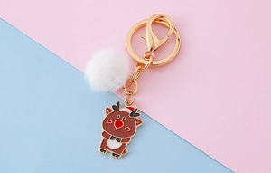Détail du pendentif renne en émail avec un pompon blanc en fausse fourrure sur porte-clés