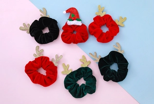 Detail von Weihnachts-Haargummis-Set mit Samtmaterial und glitzerndem Rentiergeweih-Dekor