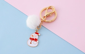 Détail du porte-clés de Noël avec pompon blanc et pendentif bonhomme de neige
