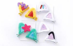 Détails des barrettes oreilles de chat en peluche colorée avec motifs cœurs et étoiles