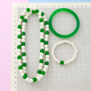 Parure de bijoux 3 pièces avec collier de perles vert et blanc, bracelet et jonc en jade