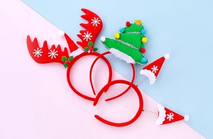 Détail de serre-tête avec bois de renne en peluche et sapin de Noël pour enfants