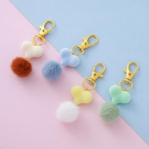 Portachiavi a pompon a forma di cuore con fermagli dorati in vari colori