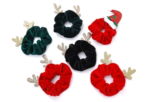 Set mit 6 Weihnachts-Haargummis aus Samt mit glitzerndem Rentiergeweih und festlichen Details