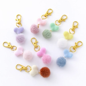 Set portachiavi a cuore in peluche con pompon e chiusura dorata in colori pastello