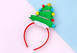 Détail d'un serre-tête de Noël avec un sapin en tissu et des boules en peluche colorées