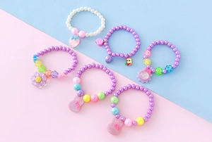 Détail de six bracelets de perles colorés pour enfants avec mignons pendentifs
