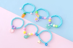 Ensemble de six bracelets en perles pour enfants avec pendentifs en résine colorés