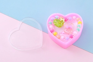 Kinder Schmuckset mit Perlenarmband und Harzringen in einer rosa Herz-Geschenkbox