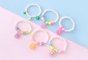 Ensemble de six bracelets de perles colorés pour enfants avec pendentifs mignons en résine