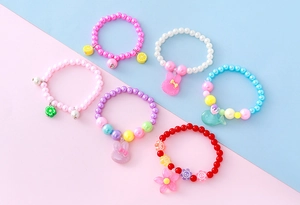 Vue détaillée de bracelets de perles colorés pour filles avec pendentifs en résine