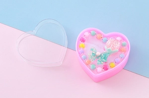 Kinder-Schmuckset mit bunter Perlenkette und grünem Schleifenring in rosa Herzschachtel