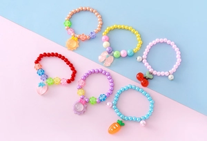 Ensemble de 6 bracelets en perles colorées avec breloques mignonnes sur fond pastel