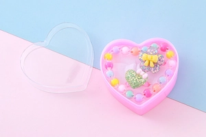 Kinder-Schmuckset mit bunter Perlenkette und Ringen in einer rosa herzförmigen Box