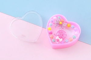 Detailansicht vom buntem Perlenarmband und Ring-Set in einer rosa Herz-Geschenkbox