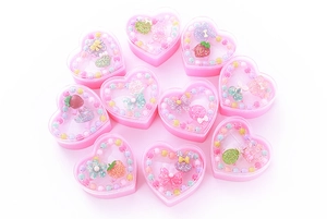 Detail-Set aus 10 rosa herzförmigen Boxen mit süßen Harzringen für Kinder