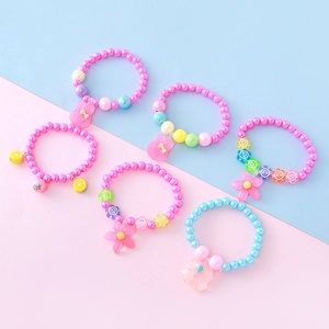Lot de 6 jolis bracelets en perles colorées pour filles avec breloques en résine et perles