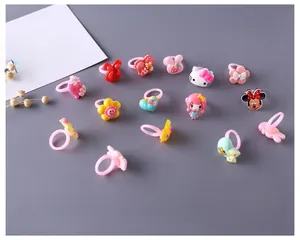 Nahaufnahme bunter Acryl-Kinderringe mit Motiven wie Hello Kitty und Minnie Maus