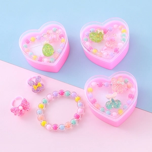 Kinder Perlenarmband und Cartoon-Ring Set in herzförmigen rosa Schmuckschatullen