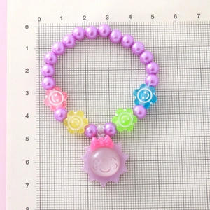 Bracelet mignon pour filles avec perles violettes et pendentif soleil souriant en résine
