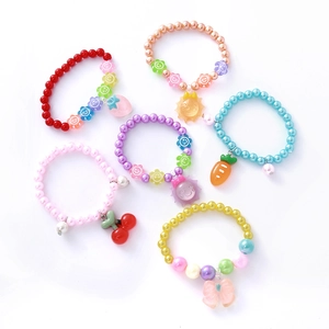 Lot de six bracelets de perles colorés pour enfants avec mignons breloques en résine
