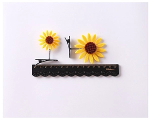 Détail des barrettes à ressort tournesol en feutre avec échelle de mesure de taille