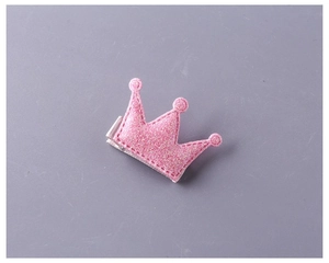 Détail de la barrette couronne rose pailletée pour filles avec pince crocodile recouverte