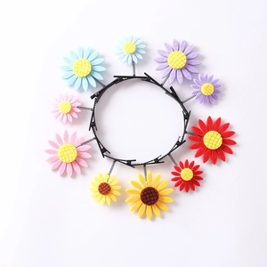 Serre-tête en plastique noir avec pinces à fleurs marguerites en feutre multicolores