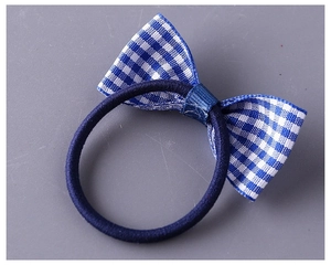 Détail d'un chouchou bleu à nœud vichy avec élastique haute résistance pour enfants