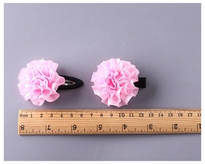 Dettaglio di fermagli per capelli con fiori rosa fatti a mano, misura 5cm con righello