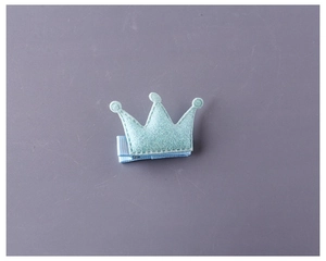 Gros plan d'une barrette couronne à paillettes bleu clair avec base ruban pour filles