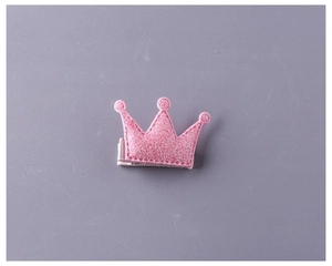 Détail de la pince à cheveux couronne rose scintillante pour enfants avec paillettes