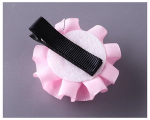 Dettaglio di fermaglio per capelli a fiore rosa con clip in metallo nero rivestito