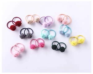 Détail des chouchous fleurs en mousseline colorés pour filles en plusieurs teintes vives