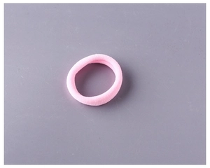 Gros plan détaillé d'un élastique à cheveux en tricot rose pour accessoires enfants