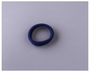 Détail d'un élastique à cheveux bleu marine sans couture avec une texture tricotée douce