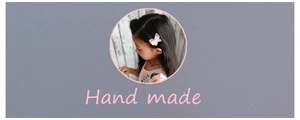 Vue détaillée d'une barrette papillon rose faite à la main portée par une petite fille