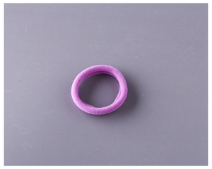 Gros plan détaillé d'un élastique à cheveux violet sans couture en tissu éponge