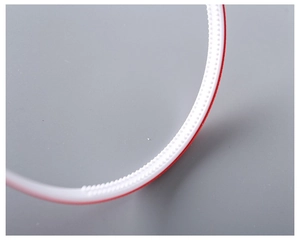 Dettaglio del cerchietto a coste da 1 cm con denti antiscivolo e trama in tessuto rosso